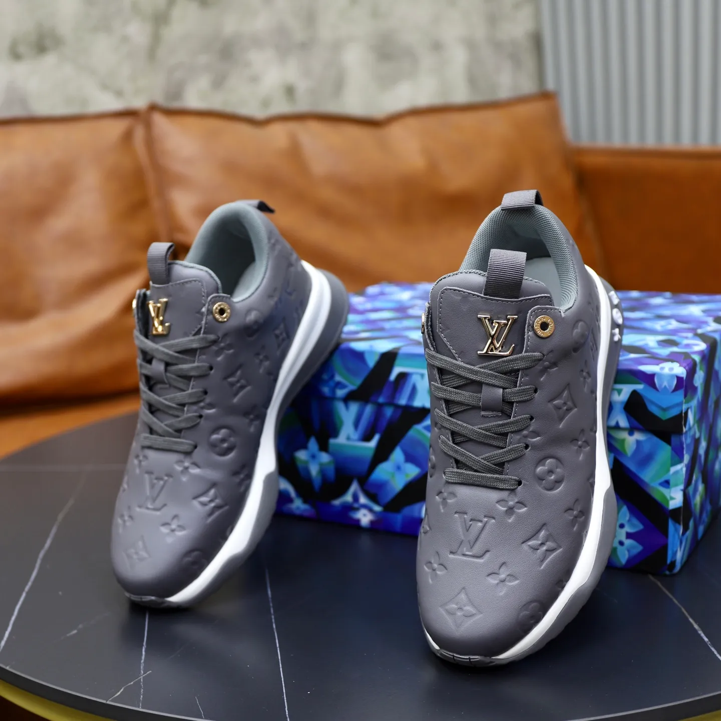 Factory price: 520💰【LV】Louis Vuitton is a high-end brand of men's shoes, new models on the market, top luxury brand, the latest fashionable casual men's shoes, trendy and versatile style, relaxed and sporty style, calfskin upper and ultra-fine workmanship. The original personalized fashionable rubber wear-resistant outsole is light and comfortable on the foot. Code number: 39-44 (45, 46 customized)